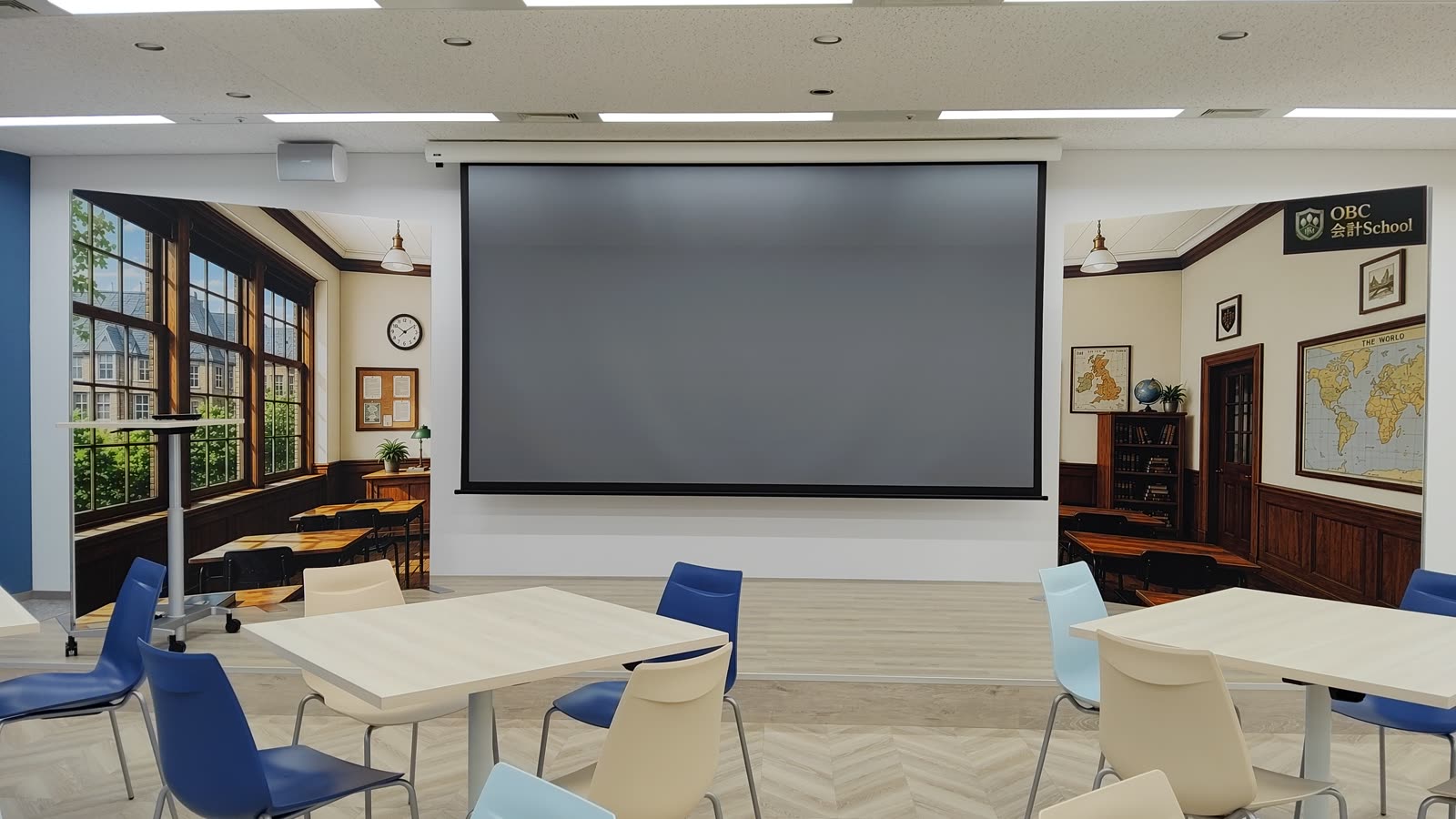 教室をモチーフにしたセミナー会場。左右の壁面に教室の内観グラフィック