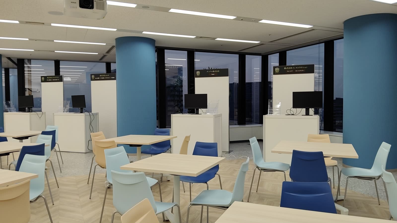 パートナー展示エリア。統一サインのブースとテーブル席