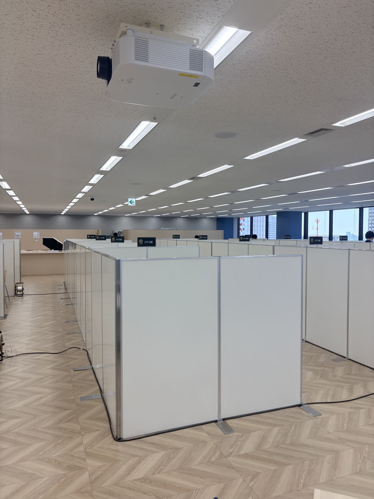 クラス表示サインを掲げた専門教室のブースが並ぶエリア
